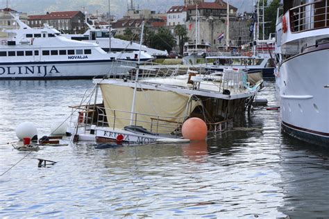 Gulet zacumowany w marinie w Splicie