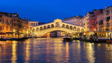 silhouet van Venetië met gondels op het Canal Grande bij zonsondergang