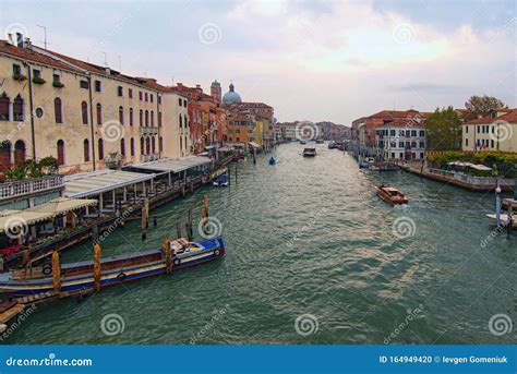 schilderachtig kanaal in Chioggia met kleurrijke gebouwen