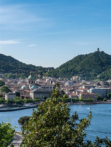 uitzicht op het Comomeer met de stad Como op de achtergrond