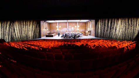 Interieur van de TheaterHangaar met de ronddraaiende tribune
