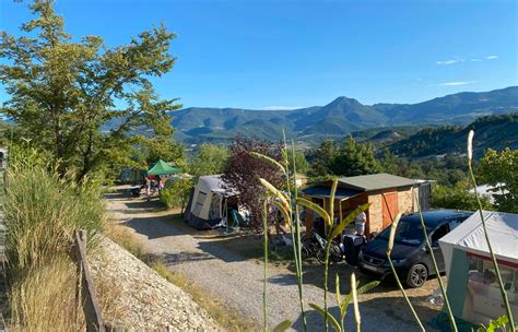 Panoramisch uitzicht op een drukke Duitse camping met veel campers en caravans