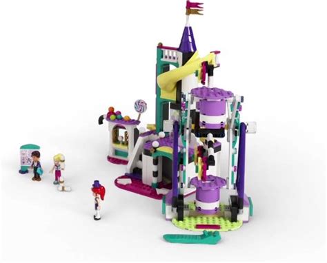Mia en Amanda met hun sleetjes bij de dubbele glijbaan van de LEGO Friends Wintersport Koek- en Zopiewagen