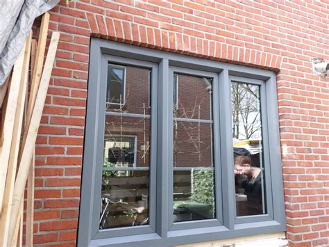 Houten chalet met dubbelglas en kunststof kozijnen op een campinglocatie.