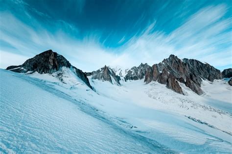 landschap van de Annapurna Circuit met besneeuwde bergen en een smal pad