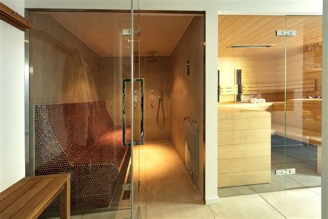 Interieur van de wellnessruimte met sauna en open haard