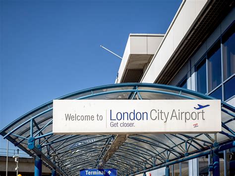 Informatiepaneel met de locatie van London City Airport in Oost-Londen