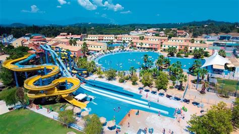 Waterpark van SPLASHWORLD Aqualand Resort op Corfu met diverse glijbanen