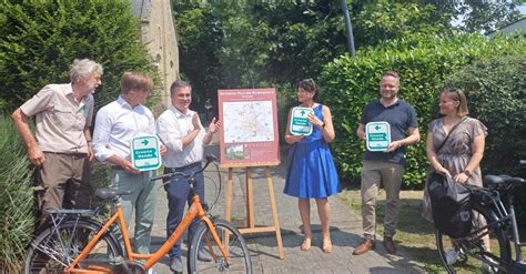 Fietsers in een groene, landelijke omgeving in Twente