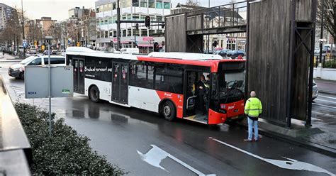 foto van een moderne stadsbus in Johannesburg en een Baz Bus die door een schilderachtig landschap rijdt