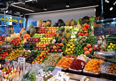 kleurrijke foto van een lokale markt met diverse verse producten en etenswaren