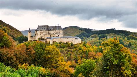 Illustratie van de 'Be Our Guest' scène met animatronics en lichteffecten.