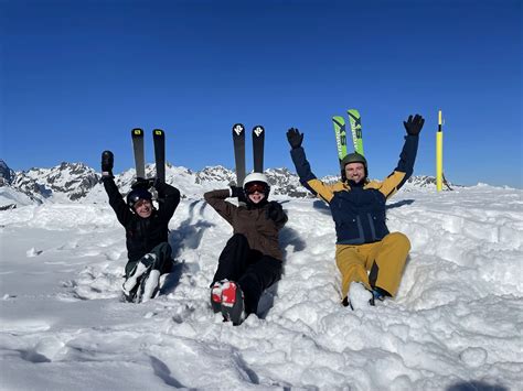 Yogapiste in Morzine met skiërs in pose