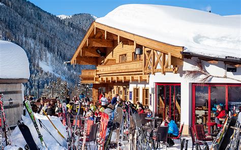 Gezellige drukte op een terras in het Skicircus Saalbach-Hinterglemm