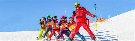 Kinderen die skiles volgen in een Oostenrijks skigebied