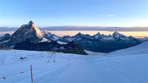 De iconische Matterhorn-piek boven het skigebied Zermatt