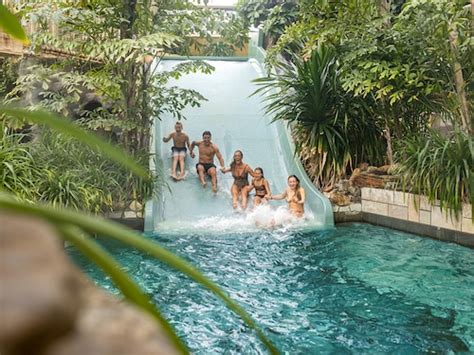 Overzichtsfoto van Center Parcs De Eemhof met de Aqua Mundo en het Eemmeer