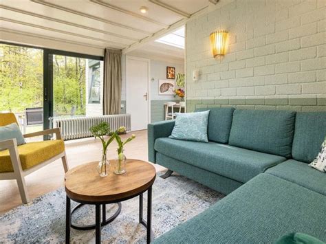 Interieurfoto van een Center Parcs cottage met een open woonkamer en keuken