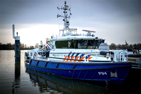 Foto van een politieboot die uit het water wordt gehesen
