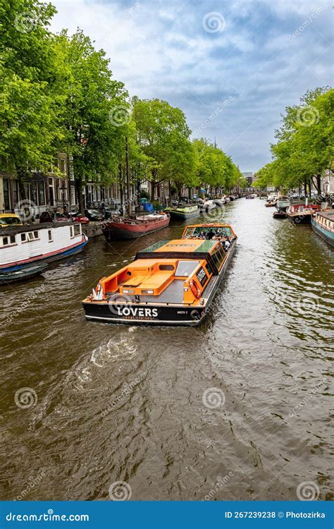 Een passagiersschip vaart over een kanaal bij zonsondergang.