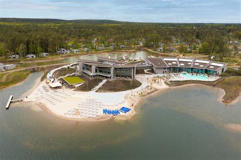 Luchtfoto van Terhills Resort met het merengebied en de cottages.