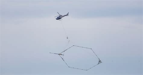 Helikopter met grote meetring boven Friesland