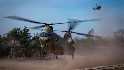 Militaire helikopters tijdens oefening