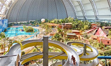 Interieur van Tropical Islands met waterglijbanen en jungle