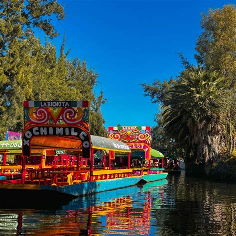 Traditionele trajinera-boot in Xochimilco, Mexico