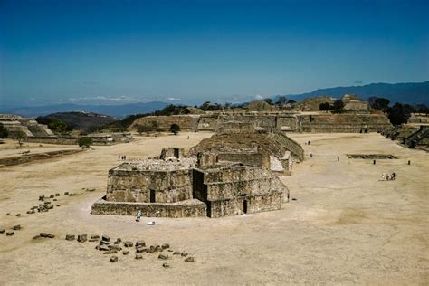 Uitzicht op de ruïnes van Monte Albán, Mexico