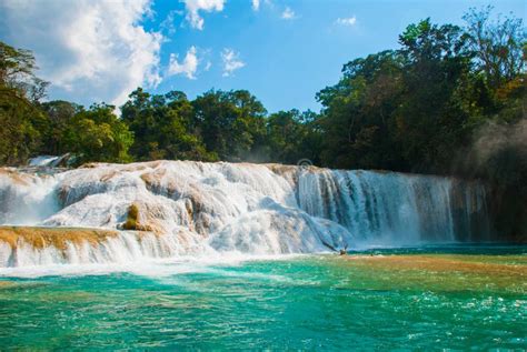 Turquoise wateren van de Agua Azul-watervallen, Mexico