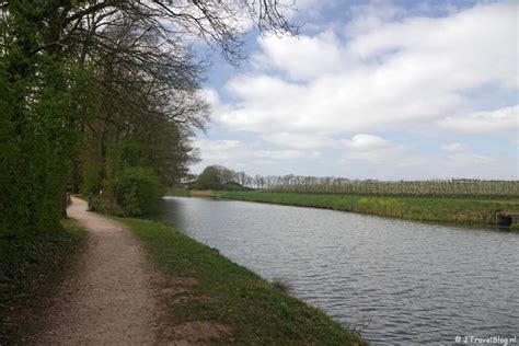 Landschap langs de rivier de Linge met fruitbomen