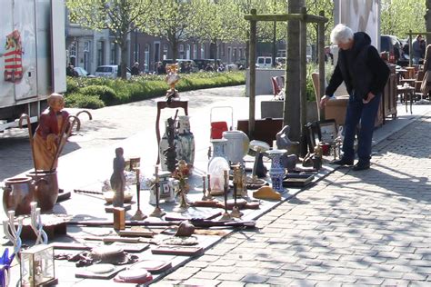 drukte op de antiekmarkt van Tongeren met antieke meubels en objecten