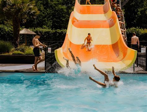 Groepsfoto van tieners die lachen bij een zwembad op een Italiaanse camping.