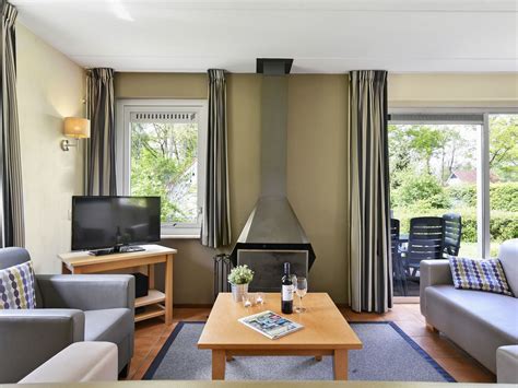 interieur van de woonkamer van een 6C2 bungalow op Landal Hoog Vaals met houtkachel en moderne meubels