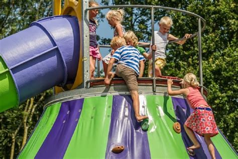 Gezellige campingfaciliteiten met speeltuin en lounge op Nienoord.