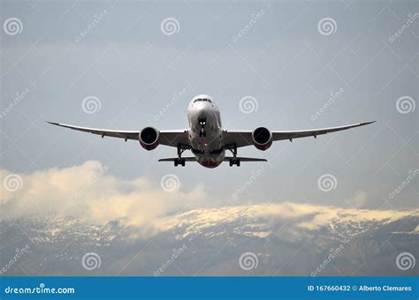 Foto van een vliegtuig dat landt op Gibraltar Airport met de iconische Rots van Gibraltar op de achtergrond.
