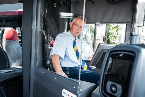 Illustratie van een kuchscherm in een bus