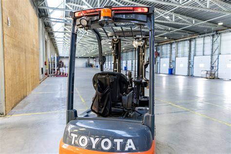 Illustratie van verschillende duurzame transportmiddelen naar een skigebied.