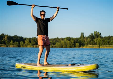 Groep mensen die aan het suppen zijn op de IJssel