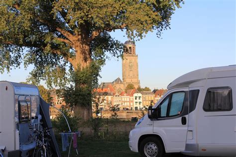 Uitzicht op Stadscamping Deventer met de stad Deventer op de achtergrond