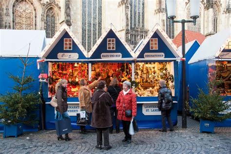 foto van kraampjes op een kerstmarkt met lokale producten