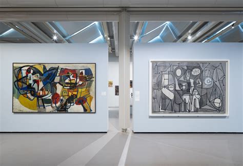 afbeelding van diverse kunstwerken en designcadeaus in een winkel