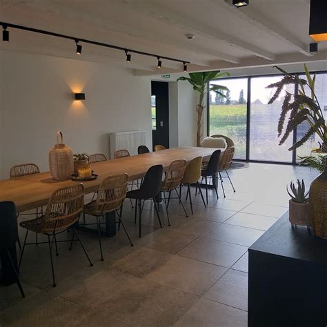 Interieurfoto van een ruime, moderne vakantiewoning voor grote groepen