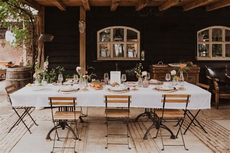 Een sfeervol gedekte tafel in een groepsaccommodatie voor een bruiloftsfeest.