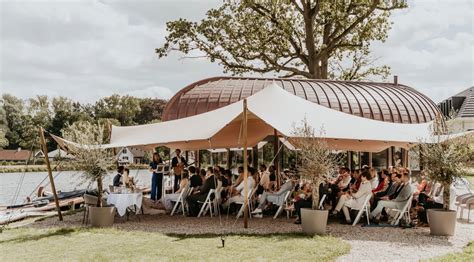 Een idyllische trouwlocatie aan het water met een romantische sfeer.