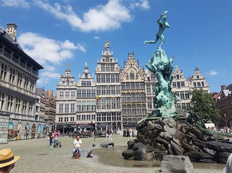 Foto van de Grote Markt in Antwerpen met het Stadhuis.