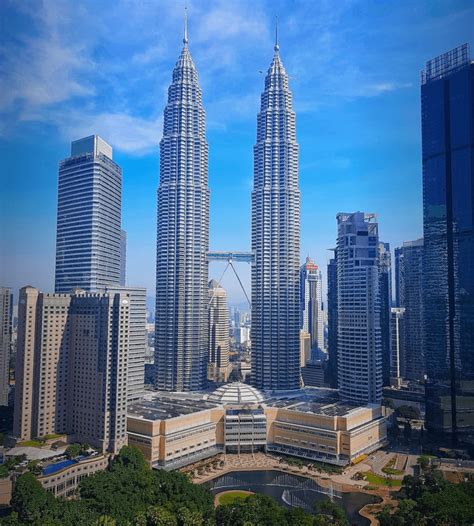 Skyline van Kuala Lumpur met de Petronas Twin Towers bij zonsondergang