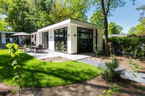 Luxe chalet met terras in een groene omgeving in Noord-Holland