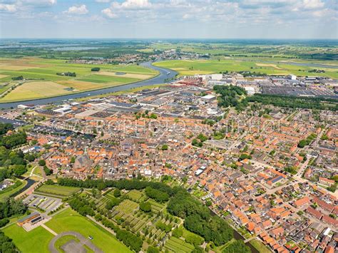 Historische foto of illustratie van Genemuiden, mogelijk met focus op de tapijtindustrie of biezenteelt